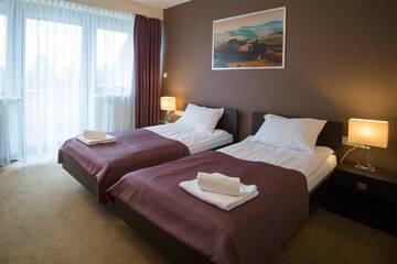 Фото номера Двухместный номер с 2 отдельными кроватями Отель Hotel Avangarda г. Różan 2