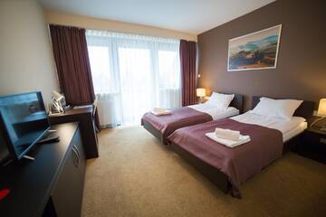 Фото номера Двухместный номер с 2 отдельными кроватями Отель Hotel Avangarda г. Różan 6